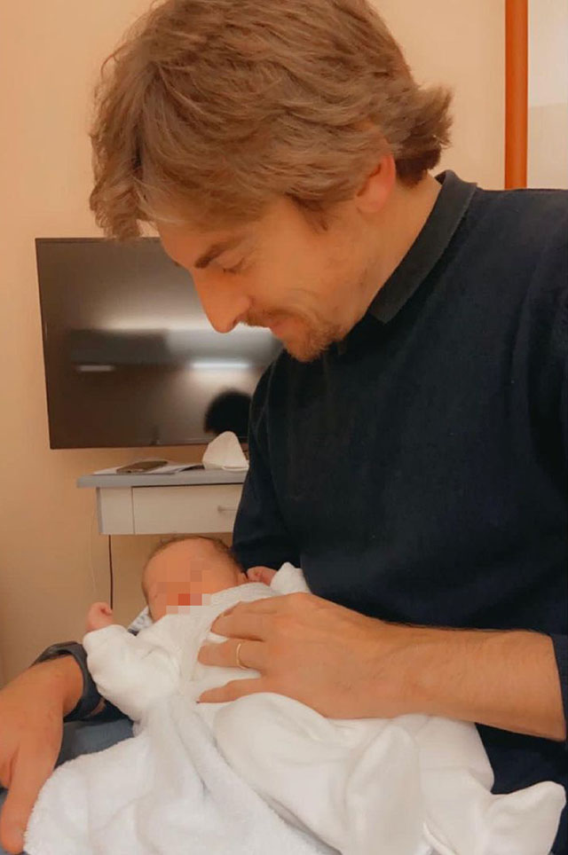 Andrea Manfredonia con il figlio Leonardo appena nato